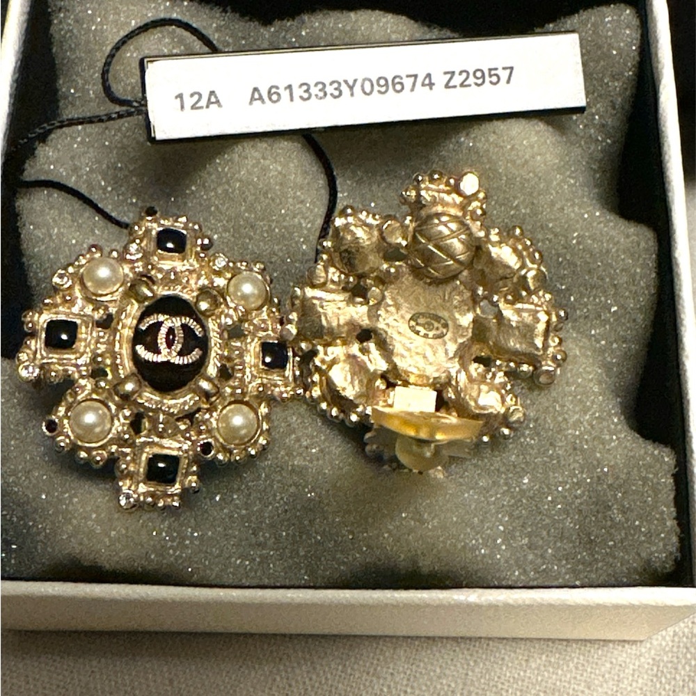 Authentic CHANEL Gold and Black Pearl Earrings one of a kind - Picture 2 of 4